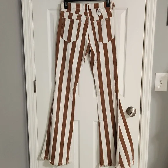 NWT. Saints & Hearts High- Rise Extreme Flare Jeans Size. Small - Picture 10 of 12